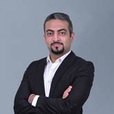 وێنە: کەسێک بتڵی ئاوی پلاستیکی بەدەستەوەیە 