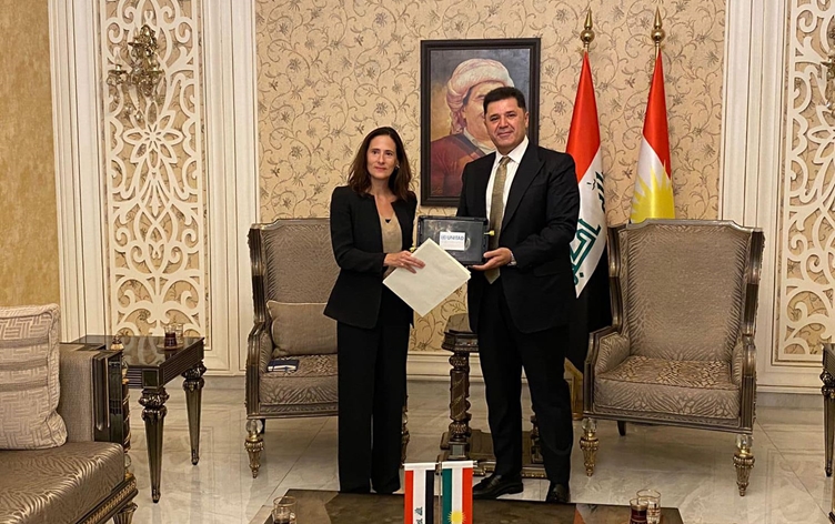 UNITAD head Ana Peyro Llopis (left) hands Dindar Zebari, the KRG’s coordinator for international advocacy, processed evidence on ISIS on August 25, 2024. Photo: KRG