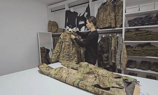  کارگەیەک جلوبەرگی تایبەت بە سەربازانی ژن دروست دەکات