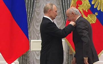 Russian President Vladimir Putin awarding Kurdish scholar Rashar Miran in Moscow on November 4, 2025. 