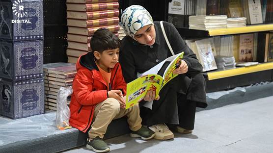 منداڵێکی بچووک لە پێشانگەی کتێب لە سلێمانی لە ساڵی 2024 کتێب دەخوێنێتەوە. وێنە: بڵند تاهیر - رووداو