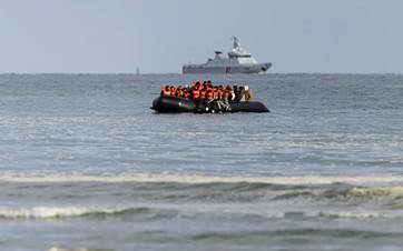 Migrants attempt to cross the English Channel on the beach of Gravelines, near Dunkirk, northern France, April 26, 2024. File photo: AFP