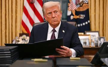 US President Donald Trump signs an executive order in the Oval Office of the White House in Washington DC on January 20, 2025. Photo: AFP