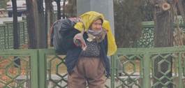 An elderly woman from Iran’s Piranshahr city in Western Azerbaijan province carried goods across the Haji Omaran border town. Photo: screengrab/Rudaw 