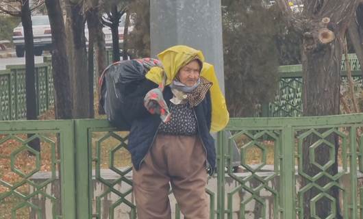 An elderly woman from Iran’s Piranshahr city in Western Azerbaijan province carried goods across the Haji Omaran border town. Photo: screengrab/Rudaw 