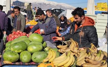 لە رۆژهەڵاتی کوردستان هاووڵاتییان روویان لە میوفرۆشەکان کردووە و ئامادەکاری بۆ شەوی یەڵدا دەکەن. وێنە: رووداو