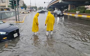 Civil defense workers opening a manhole in Erbil in November 2023 following heavy rainfalls. File photo: Rudaw/Bilind T. Abdullah