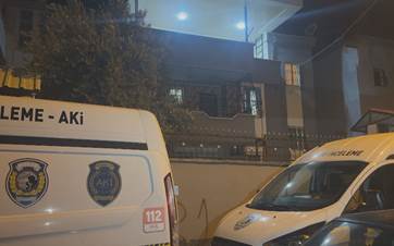 بەردەم ئەو ماڵەی رووداوەکە تێیدا روویداوە. وێنە: AA