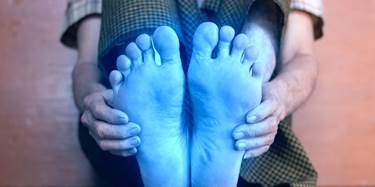 ئاماژەیەک بۆ ساردیی قاچەکان. 