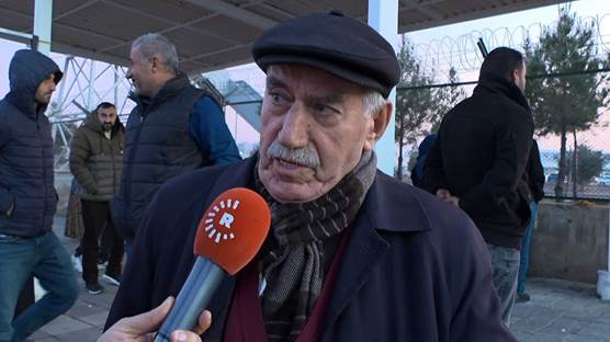 Bahri Yaprak, a Kurdish father from the Bismil municipality in Diyarbakir province, waits outside a prison in Diyarbakir on December 25, 2025. Photo: screengrab/Rudaw