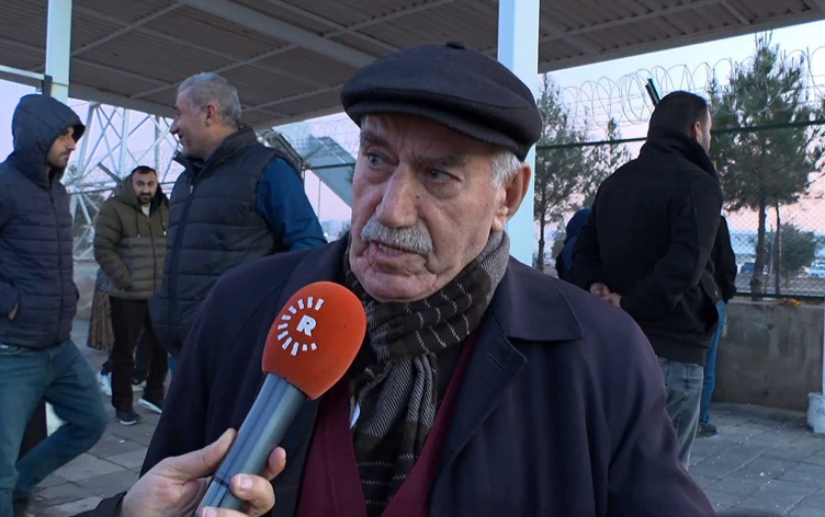 Bahri Yaprak, a Kurdish father from the Bismil municipality in Diyarbakir province, waits outside a prison in Diyarbakir on December 25, 2025. Photo: screengrab/Rudaw