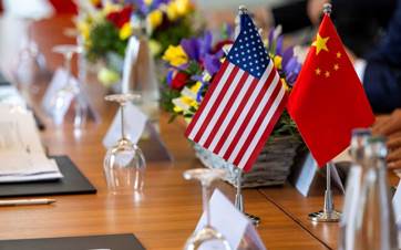 ئاڵای چین و ئەمریکا لەسەر مێزێک دانراوە