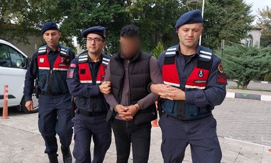  پۆلیسی تورکیا لەکاتی دەستگیرکردنی تۆمەتبارێک. وێنەکە بۆ روونکردنەوە دانراوە و پەیوەندی بەم هەواڵەوە نییە