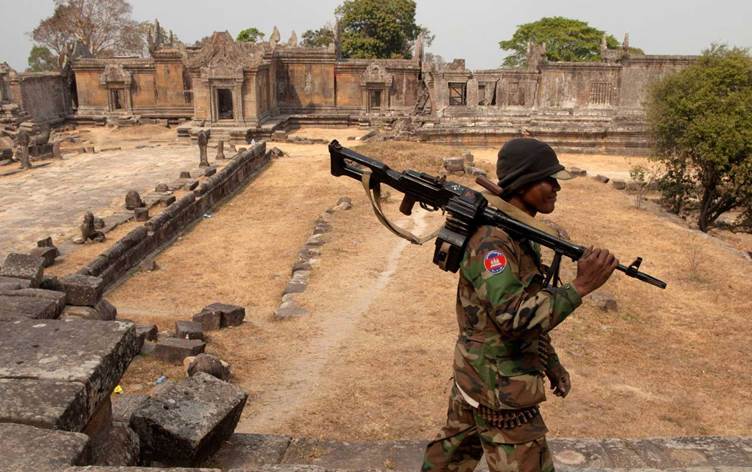 سەربازێکی کەمبۆدی چەکێکی لە شان کردووە