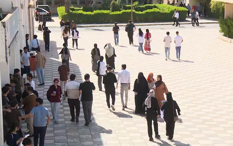 چەند خوێندکارێکی زانکۆ لەنێو گۆڕەپانی زانکۆکەیان. وێنە: رووداو